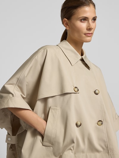 Frauenmodel trägt Relaxed Fit Jacke im kurzärmeligem Design von comma in Beige mit Umlegekragen, doppelter Knopfleiste, Eingrifftaschen, Nahaufnahme Oberkörper