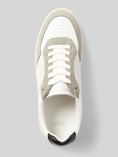 Produktfoto, Sneaker aus echtem Leder mit Logo-Detail von Copenhagen, Weiß mit grauen Elementen, abgerundete Passform, Textur Glattleder