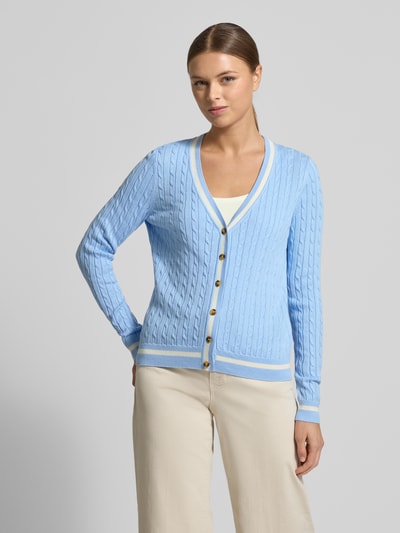 Vrouwenmodel draagt 'Strickjacke mit V-Ausschnitt' van Christian Berg Woman in lichtblauw, katoenmix, regular fit, geribbelde boorden, knoopsluiting, voorkantaanzicht bovenlichaam.
