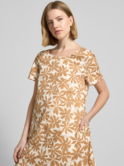 Frauenmodel trägt Relaxed Fit Kleid mit floralem Allover-Print von ROBE LÉGÈRE, Baumwoll-Mix, Rundhalsausschnitt, Kurzärmelig, Nahaufnahme Oberkörper.