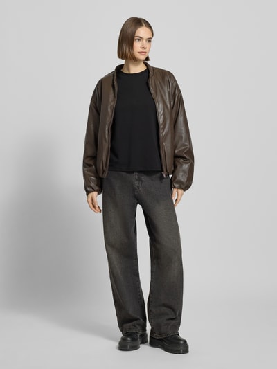 Frauenmodel trägt Regular Fit T-Shirt aus reiner Baumwolle Modell 'RIA' von Pieces, Optik: Unifarben, Feinripp-Struktur, Ganzkörperansicht von vorne.