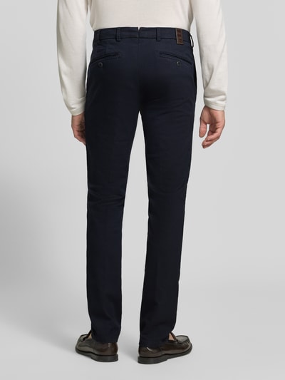 Männermodel trägt dunkelblaue Regular Fit Chino aus Baumwoll-Mix Modell 'Lupus' von MMX, Herren Chino, Ganzkörperansicht Rückansicht