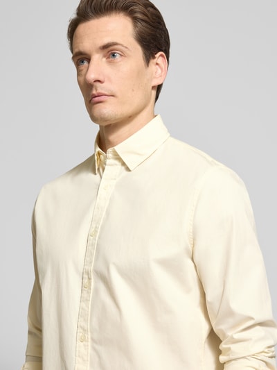 Männermodel trägt Regular Fit Freizeithemd mit Kentkragen Modell 'Christaldo' von Matinique, Reine Baumwolle, Langärmelig, Nahaufnahme Oberkörper.