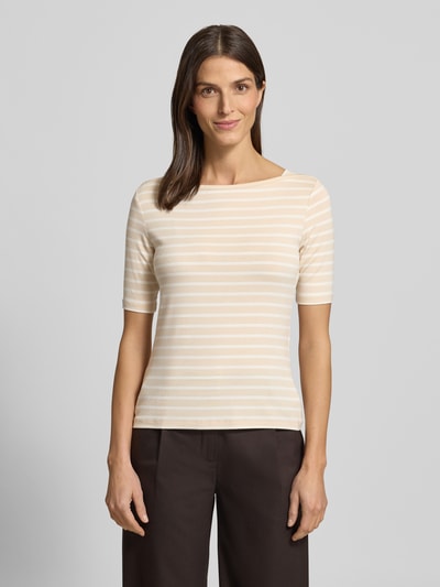 Frauenmodel trägt T-Shirt mit U-Boot-Ausschnitt von Comma, Viskose-Elasthan-Mix, Slim-Fit, cremefarben gestreift, 1/2-Ärmel, Ganzkörperansicht von vorne.