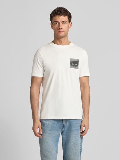Männermodel trägt Regular Fit T-Shirt aus reiner Baumwolle Modell 'DEYSS' von HUGO, Optik: Unifarben, Motiv-Print, Nahaufnahme Oberkörper.