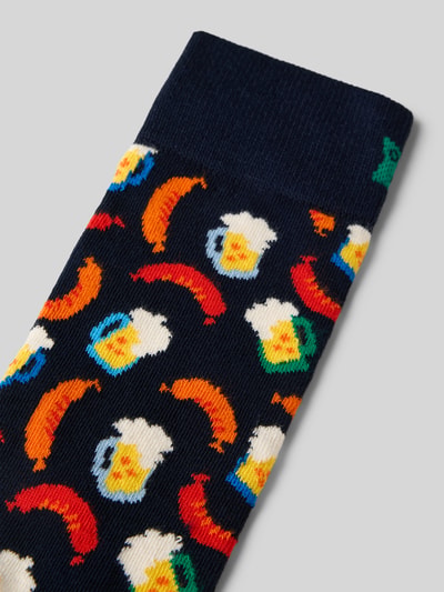 Produktfoto, Socken mit Logo-Stitching Modell 'Beer and Sausage' von Happy Socks für Herren, aus elastischem Baumwoll-Mix, Allover-Motiv-Stitching mit bunten Bier- und Wurstmotiven auf dunklem Hintergrund, strukturierte Oberfläche.