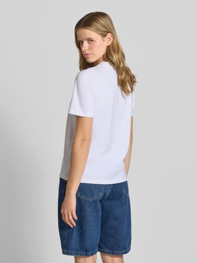 Frauenmodel trägt Regular Fit T-Shirt aus reiner Baumwolle Model 'MONJA' von ONLY, weiß, mit glatter Textur und klassischen Formen, Ganzkörperansicht Rückansicht, Damen T-Shirt von ONLY.