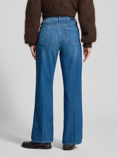 Vrouwenmodel draagt Wide Leg Jeans uit katoenmix Model 'SURI' van s.Oliver RED LABEL in denim met contrasterende stiksels, high waist, 5-pocket-design, knoop- en ritssluiting, label patch, riemlussen, achteraanzicht volledige lichaamsopname.