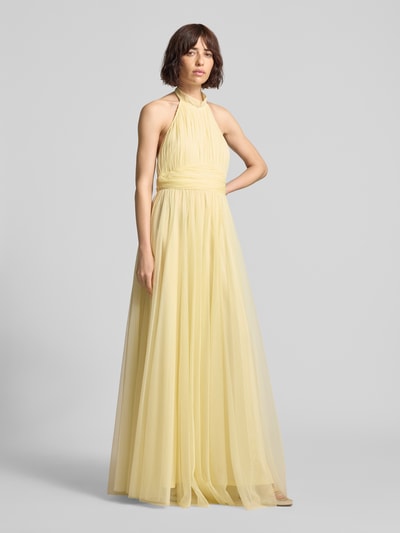 Frauenmodel trägt Neckholder-Cocktailkleid mit Taillenband von LACE & BEADS in Hellgelb aus Mesh, taillierter Schnitt, Maxikleid, Ganzkörperansicht von vorne.