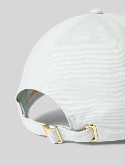 Produktfoto, hell unifarbene Basecap aus reiner Baumwolle Modell 'Olivia' von Barbour mit Label-Schriftzug, verstärktem Schirm und verstellbarem Riegel.