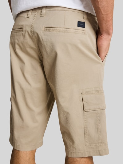 Männermodel trägt Regular Fit Cargoshorts aus Baumwoll-Mix von Tom Tailor in Optik: Unifarben, Strukturiert, Paspeltaschen, Cargotaschen, Materialverarbeitung: Piqué, Ganzkörperansicht Rückansicht.
