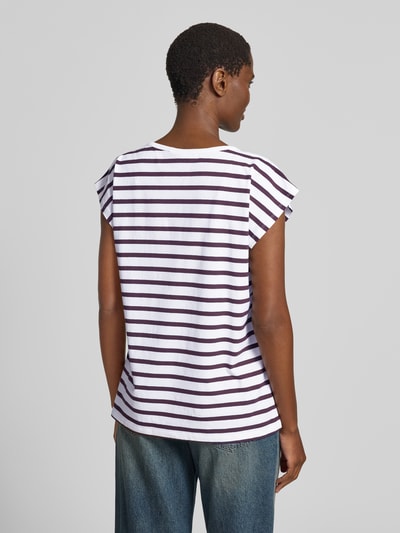 Vrouwenmodel draagt T-shirt met motiefprint model 'Fenjal' van FREE/QUENT, mix van biologisch katoen en elastaan, regular fit, ronde hals, ruglengte 63 cm bij maat S, achteraanzicht van het hele lichaam