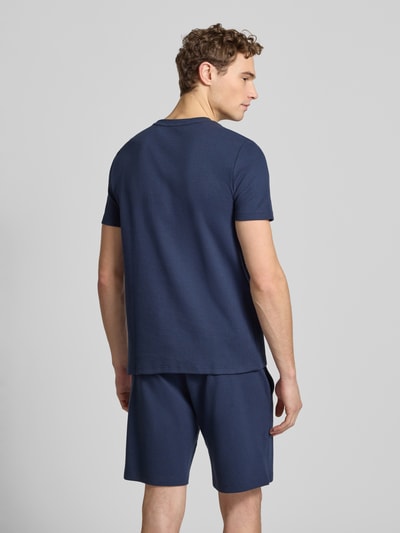 Männermodel trägt Regular Fit T-Shirt mit Strukturmuster von Christian Berg Men in Dunkelblau, Baumwoll-Mix, Rückenlänge 70 cm, Ganzkörperansicht Rückansicht.