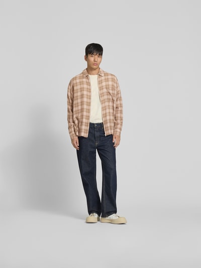 Männermodel trägt Freizeithemd aus Viskose-Mix von WON HUNDRED in Beige-Karomuster, lockerer Schnitt, Ganzkörperansicht von vorne.