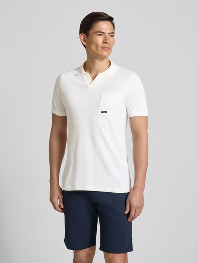 Männermodel trägt Regular Fit Poloshirt aus reiner Baumwolle Modell 'OPEN COLLAR POLO' von s.Oliver RED LABEL in Melange-Optik, Ganzkörperansicht von vorne.