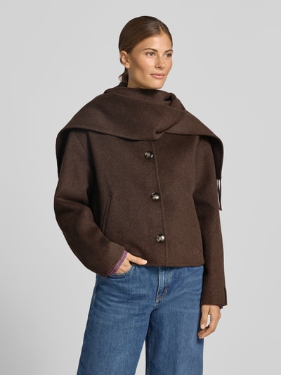Vrouwenmodel draagt Jacke aus Woll-Mix mit Schal van comma in donkerbruin met sjaal, knoopsluiting en rechte pasvorm, mix van wol en viscose, ruglengte maat S 50 cm, schouderbreedte 46 cm, borstwijdte 55 cm, mouwlengte 57 cm, vooraanzicht buste close-up.