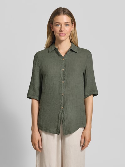 Frauenmodel trägt Leinenbluse mit 1/2-Arm Modell 'Si44laa' von ZABAIONE, reine Leinen, Regular-Fit, Hemdblusenkragen, Ganzkörperansicht von vorne.