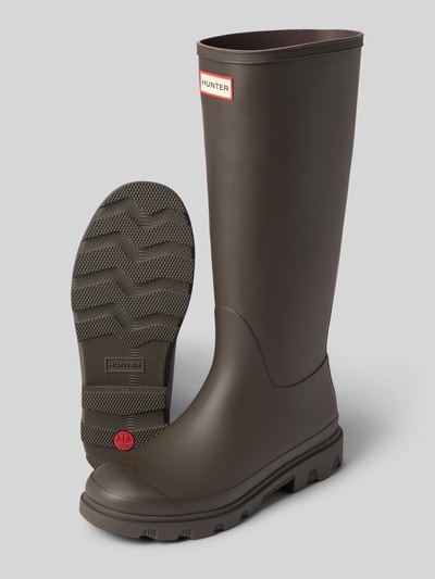 Produktfoto, Stiefel mit Logo-Detail von Hunter, brązowe kozaki damskie, gładka faktura, zaokrąglony czubek, profilowana podeszwa, wysokość obcasa: 3 cm, wysokość cholewki: 37 cm, szerokość cholewki: 16 cm, krój zaokrąglony, detal z logo