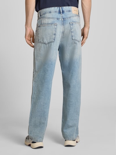 Männermodel trägt Loose Fit Baggy Jeans aus reiner Baumwolle Modell 'FADE' von Only & Sons in Denim-Optik, Label-Patch, 5-Pocket-Design, Ganzkörperansicht Rückansicht.