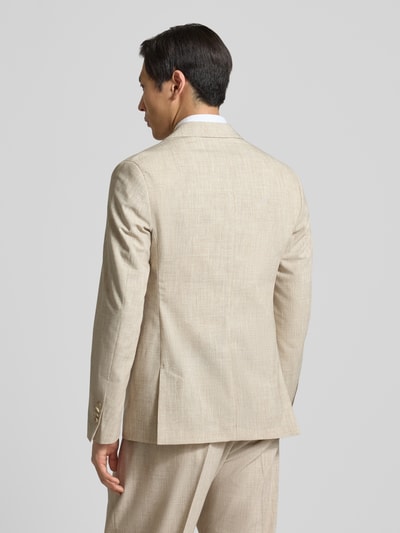 Männermodel trägt Slim Fit Sakko mit Viskose-Anteil und Pattentaschen von CINQUE in Beige, mit Reverskragen, Rückenansicht Ganzkörperansicht. Elastischer-Material-Mix betont feine Struktur, glatte Textur, Zweireiher-Knopfleiste, Kontext: Rückenlänge 72 cm, Schulterbreite 43 cm, Ärmellänge 69 cm, Größe 50.
