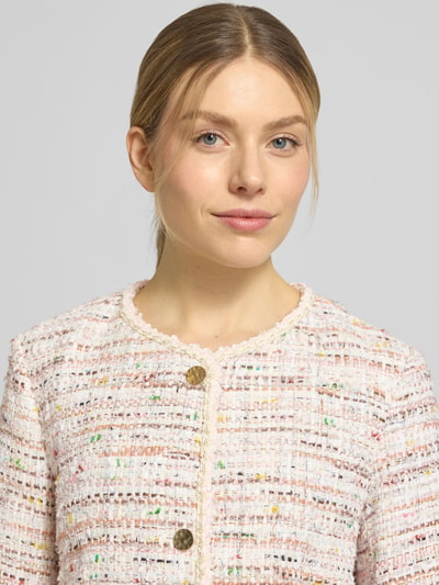 Kobiece model prezentuje żakiet Blazer in Bouclé-Optik od WHITE LABEL, imitacja bouclé, okrągły dekolt, listwa guzikowa na całej długości, luźny krój, długość tyłu w rozmiarze 36: 47 cm, szerokość w rozmiarze 36: 46 cm, długość rękawów w rozmiarze 36: 63 cm, zbliżenie na górną część ciała