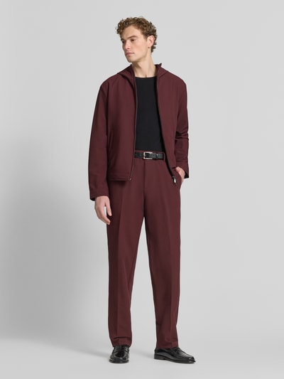 Männermodel trägt Anzughose mit Eingrifftaschen von Emporio Armani in Bordeaux, Material-Mix mit Stretch-Anteil, Regular-Fit, Ganzkörperansicht von vorne.