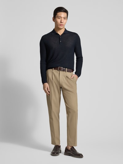 Männermodel trägt Slim Fit Pullover aus Lyocell-Mix mit Schurwoll-Anteil von Emporio Armani, Schwarz, Strick-Optik, Ganzkörperansicht von vorne.