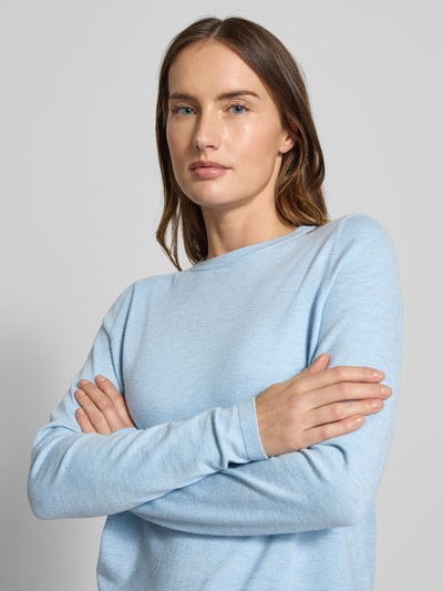 Frauenmodel trägt Strickpullover in Ripp-Optik mit Rundhalsausschnitt von Christian Berg Woman in Hellblau, Nahaufnahme Oberkörper. Taillierte Passform, Rundhalsausschnitt, Ripp-Optik, Tunnelzug im Bund, Rückenlänge bei Größe S 55 cm, Ärmellänge 65 cm.