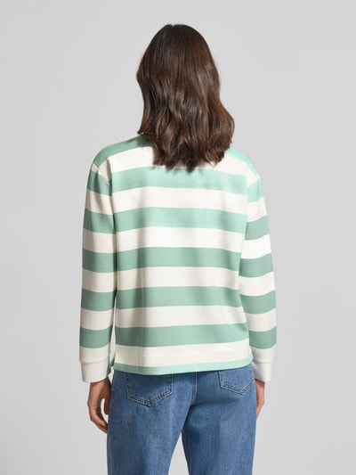 Frauenmodel trägt Sweatshirt mit Rundhalsausschnitt von Christian Berg Woman im Allover-Look, Relaxed-Fit, Material-Mix, Ganzkörperansicht Rückansicht.