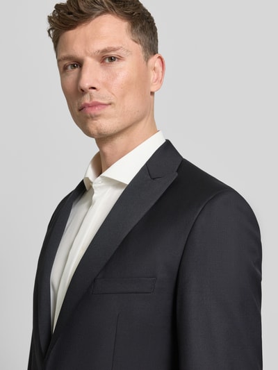 Männermodel trägt 1-Knopf-Sakko mit Reverskragen von Wilvorst, dunkler Baumwoll-Mix, Regular Fit, Nahaufnahme Oberkörper.