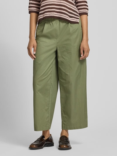 Frauenmodel trägt Regular Fit Culotte aus reiner Baumwolle von s.Oliver RED LABEL in Optik: Unifarben mit seitlichen Eingrifftaschen, Materialverarbeitung: Twill, Bundabschluss: elastisch; Ganzkörperansicht von vorne.