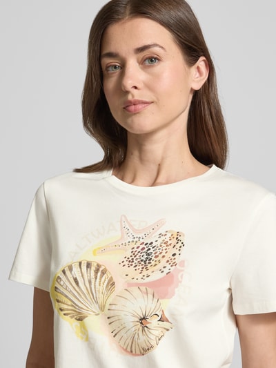 Frauenmodel trägt Damen T-Shirt mit Motiv-Print und Strasssteinbesatz von Marc Cain, Reine Baumwolle, Regular-Fit, Rundhalsausschnitt, Rückenlänge bei Größe 36: 57 cm, Nahaufnahme Oberkörper.