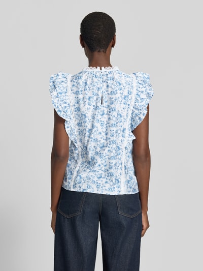 Frauenmodel trägt Regular Fit T-Shirt aus Viskose-Mix Modell 'BLISS' von Vero Moda mit Rüschen, Optik: Unifarben, Popeline, Ganzkörperansicht Rückansicht.