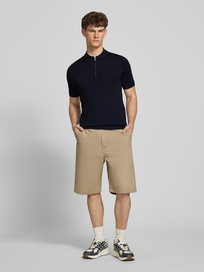 Männermodel trägt Regular Fit Poloshirt aus Viskose-Mix Modell 'WYLER' von Only & Sons, Optik: Unifarben, Feinstrick, Ganzkörperansicht von vorne.