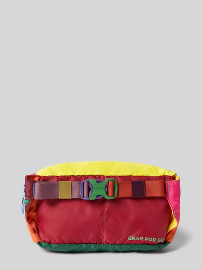 Produktfoto, Bauchtasche mit Logo-Print Modell 'Bataan' von Cotopaxi aus mehrfarbigem Nylon, Hauptfach mit Reißverschluss, verstellbarer Schulterriemen mit Schnalle, Größe 1: Breite 23 cm, Länge 14 cm, Tiefe 11 cm, Länge Schulterriemen 50 cm.