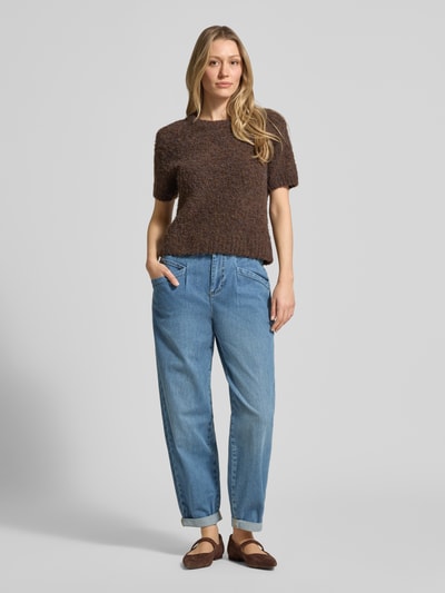 Frauenmodel trägt Loose-Fit Jeans im 5-Pocket-Design Modell 'Studio Pants 406' von Buena Vista aus Baumwoll-Mix mit Stretch-Anteil, mittleres Blau, umgeschlagener Saum, Ganzkörperansicht von vorne.