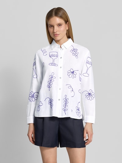 Frauenmodel trägt Regular Fit Leinenbluse im Allover-Look von Christian Berg Woman in Weiß mit blauen Motiven, Hemdblusenkragen, Knopfleiste, aus reinem Leinen, Detailaufnahme Oberkörper.