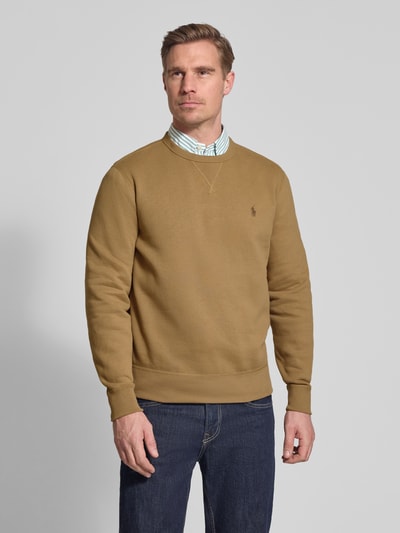 Männermodel trägt Regular Fit Sweatshirt aus Baumwoll-Mix von Polo Ralph Lauren, Optik: Unifarben, Logo-Detail, Rundhals, Langarm, Sweat, Ganzkörperansicht von vorne.