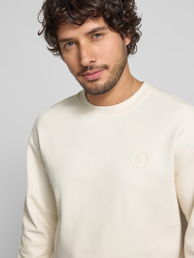 Männermodel trägt Sweatshirt mit Label-Patch Modell 'Juanfrancisco' von JOOP! Collection in Creme, Baumwoll-Mix, Nahaufnahme Oberkörper.