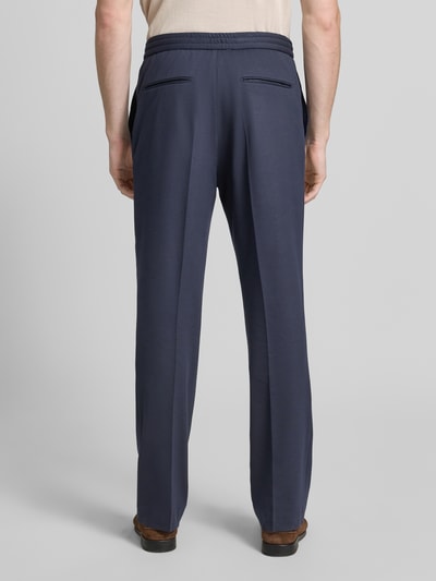 Männermodel trägt Regular Fit Stoffhose aus Viskose-Mix Modell 'ISCOVE' von Tiger Of Sweden, navy, Bundfalten, Rückansicht, Ganzkörperansicht Rückansicht. Herren Stoffhose mit Tunnelzug, Bundweite bei Größe 50: 42 cm, Innenbeinlänge: 82 cm.