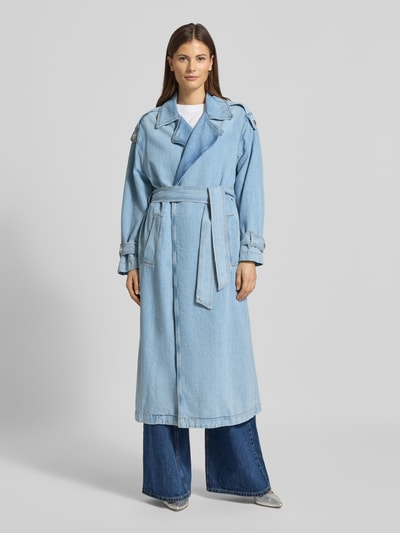 Kobiece modelka nosi Regular Fit Mantel mit Lyocell-Anteil od Liu Jo White, mieszanka bawełny i lyocellu, tkanina stylizowana na denim, taliowany krój, odpinana materiałowa tasiemka, kołnierz z połami, wpuszczane kieszenie, długość tyłu w rozmiarze 36: 123 cm, szerokość ramion w rozmiarze 36: 50 cm, szerokość klatki piersiowej w rozmiarze 36: 44 cm, długość rękawów w rozmiarze 36: 55 cm, krój regular fit, widok całej sylwetki z przodu.