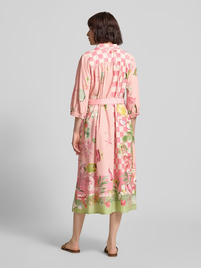 Frauenmodel trägt Hemdblusenkleid mit Bindegürtel und 3/4-Arm von Smith and Soul im farbenfrohen Allover-Look, A-Linie, Rückansicht, Ganzkörperansicht. Rückenlänge bei Größe S: 115 cm, Brustweite: 51 cm, Ärmellänge: 45 cm, Material: Viskose-Baumwoll-Mix.