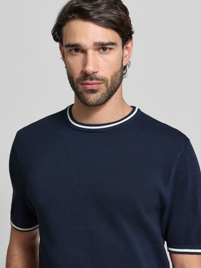Männermodel trägt Regular Fit T-Shirt in Strick-Optik von Christian Berg Men, dunkelblau, reine Baumwolle, Nahaufnahme Oberkörper.