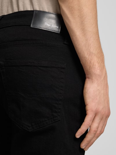 Männermodel trägt Straight Fit Jeans aus Baumwoll-Mix Modell 'CASH' von Pepe Jeans, schwarze Denim-Optik, Detailaufnahme Rückansicht.