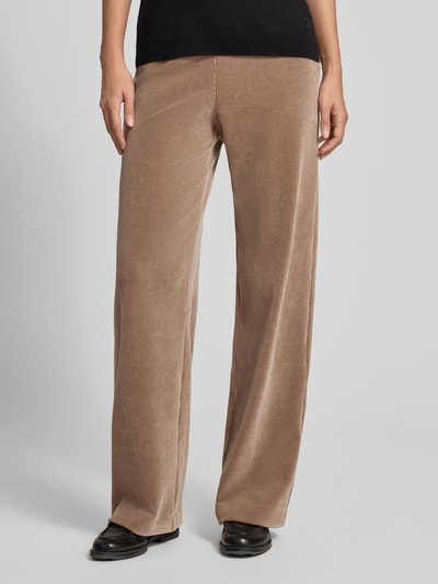 Frauenmodel trägt Regular Fit Cordhose aus Baumwoll-Mix Modell 'ELAINE' von Raffaello Rossi in Beige mit feiner Rippenstruktur, Ganzkörperansicht von vorne, Damen Cordhose von Raffaello Rossi.