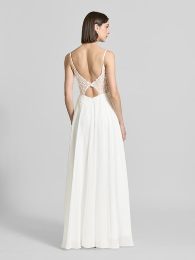 Frauenmodel trägt długą sukienkę z szyfonu z haftami i rozporkiem Maxikleid aus Chiffon mit Stitchings und Gehschlitz von Luxuar, taliowany fason, głęboki dekolt w serek, długość tyłu w rozmiarze 36: 128 cm, szerokość klatki piersiowej w rozmiarze 36: 33 cm, widok całej sylwetki z tyłu