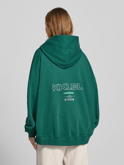 Karo Kauer Oversized Hoodie mit Label-Print und Känguru-Tasche Dunkelgruen 5