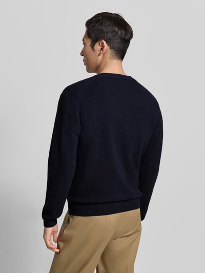 Männermodel trägt Strickjacke mit Knopfleiste Modell 'KARL' von Casual Friday, Baumwoll-Mix, Slim Fit, gerippte Abschlüsse, Rückansicht, Ganzkörperansicht Rückansicht