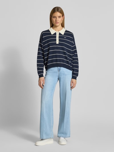 Frauenmodel trägt Wide-Leg-Pants Wide Leg Jeans aus Lyocell-Baumwoll-Mix Modell 'SURI' von s.Oliver RED LABEL in Denim-Optik, Ganzkörperansicht von vorne