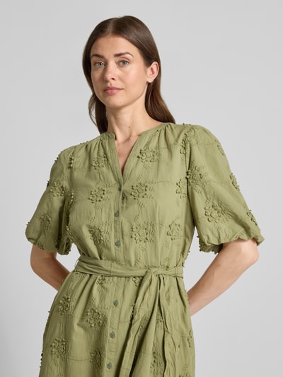 Vrouwenmodel draagt Regular Fit tuniekjurk met ballonmouwen van s.Oliver RED LABEL, look: effen, puur katoen, knoopsluiting, Nahaufnahme Oberkörper.